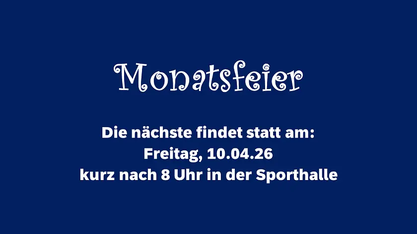 Schild mit der Ankündigung zur Monatsfeier an der Schule oderstraße