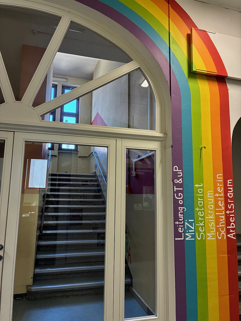 Bild zeigt Regenbogen an der Flurwand 